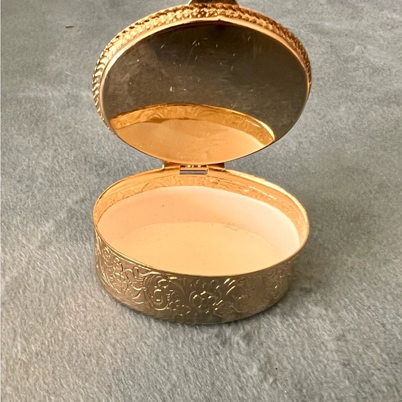 Vintage Cameo pill box - Picture 6 of 6